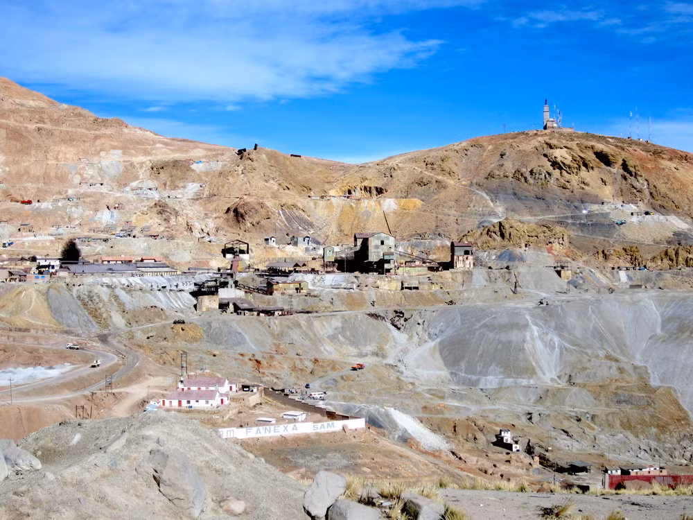 Nằm trên những ngọn núi cao với trữ lượng quặng bạc và quặng thiếc khổng lồ, Potosi đã sớm trở thành một thành phố giàu có dự trên việc khai thác tài nguyên khoáng sản.