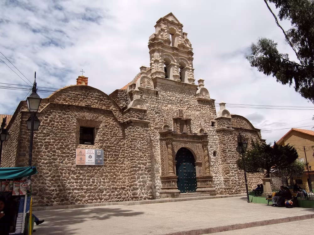 Sự giàu có của thành phố cũng được thể hiện qua nhiều công trình kiến trúc có giá trị mà nhiều công trình đó cho đến nay vẫn còn tồn tại.