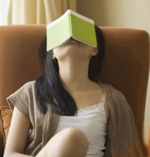 Ăn quá nhiều carbohydrates là một trong những nguyên nhân gây buồn ngủ hàng đầu.