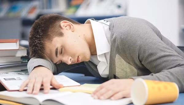 Khi cảm thấy buồn ngủ và không còn đủ tỉnh táo để bước vào việc học, bạn hãy uống một cốc nước lạnh để đẩy lùi cơn buồn ngủ và mệt mỏi đó.