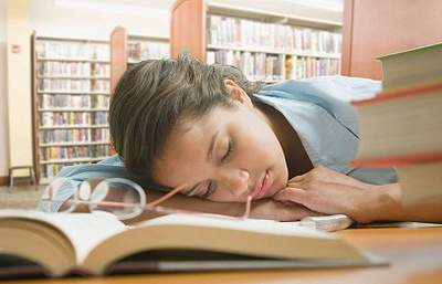 Uống nước lạnh là một mẹo tuy đơn giản nhưng lại có tác dụng nhanh chóng giúp bạn trở lại trạng thái minh mẫn và khỏe khoắn.