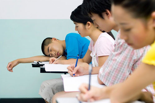 Đang học bỗng nhiên bạn rất buồn ngủ, mắt cứ díu lại. Bạn hãy bật nhạc lên, nghe 1 bài nhạc sôi động mà bạn thích.