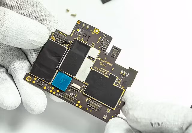 Bo mạch ghi rõ được Bkav thiết kế "Designed by Bkav" với dòng chữ Bphone v.1.0.3 có lẽ số phiên bản của bo mạch in. Nhìn vào bảng mạch có thể thấy mạch in được mạ vàng rất cao cấp, giúp chống ô xy hoá, tăng khả năng kết nối giữa các linh kiện trên bảng mạch.