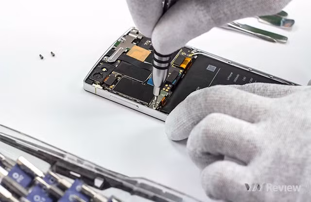 Tháo lẫy giữ pin.