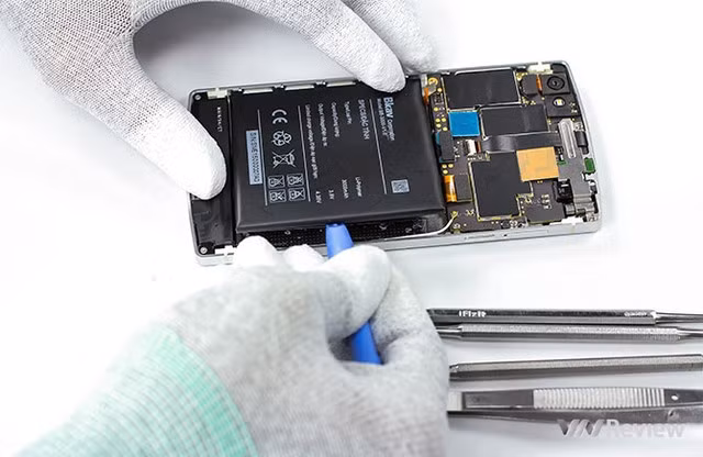 Tháo pin. Viên pin được kết nối với khung máy bằng keo.