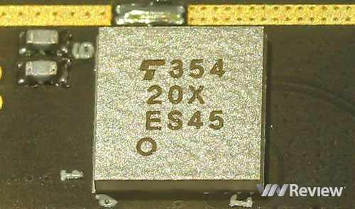 Chip truyền dữ liệu tốc độ cao TransferJet của Toshiba. Bphone là smartphone đầu tiên trên thế giới tích hợp công nghệ này.