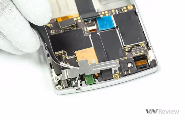 Đây là gá giữ cụm mô tơ rung và giắc âm thanh 3.5mm