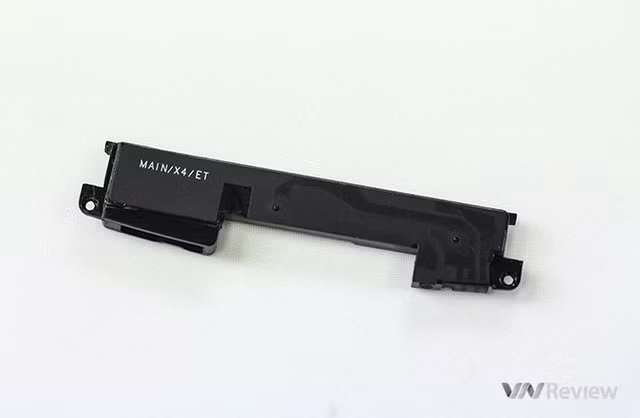 Hộp loa ngoài có cả ăng ten GSM/3G trên đó.