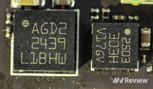 xCảm biến gia tốc (bên trái) và từ trường (bên phải) của STMicroelectronics, hãng bán dẫn lớn của châu Âu đặt trụ sở tại Thuỵ Sỹ.