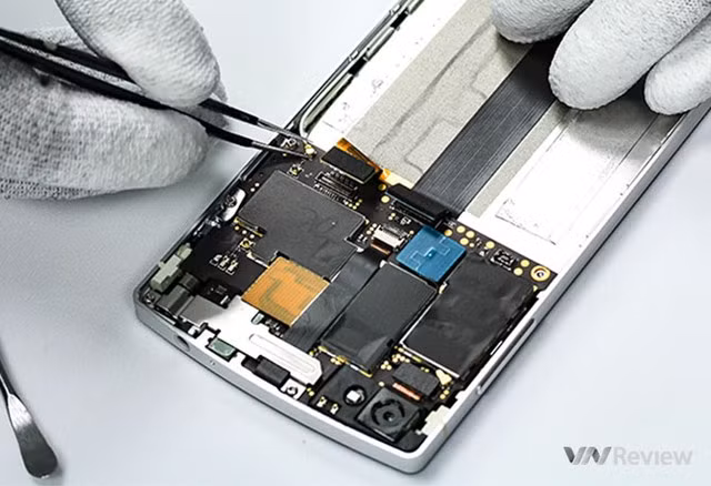 Đầu nối ăng ten GSM lên bo mạch chính.