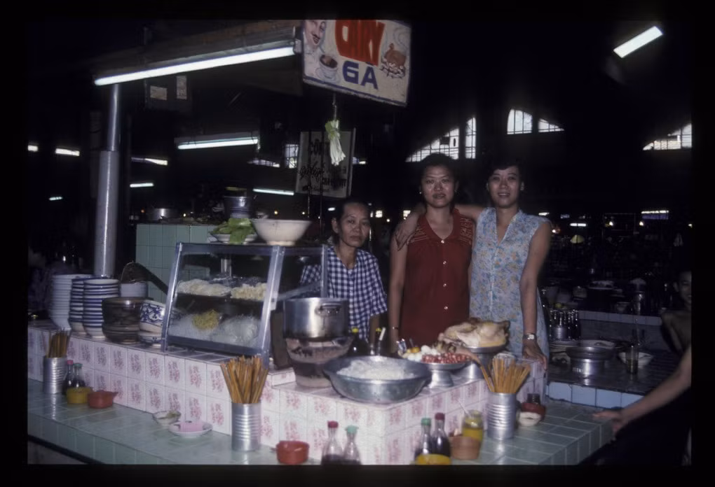 Quầy hàng ăn trong chợ Bến Thành.