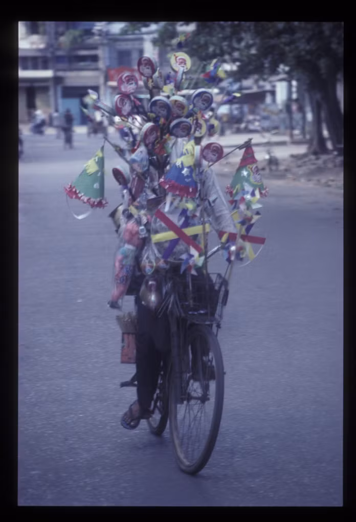 Hàng bán đồ chơi bằng giấy.