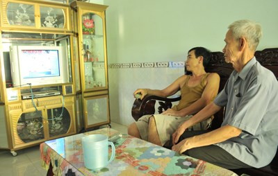 Những ngày này gia đình Ánh Viên không rời mắt khỏi chiếc ti vi, theo dõi con gái thi đấu tại SEA Games 28.