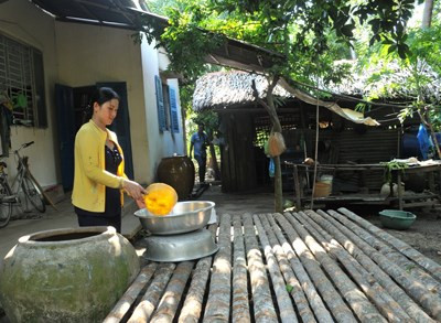 Mẹ Ánh Viên chuẩn bị rửa các lu, khạp trong nhà để hứng nước mưa sử dụng trong sinh hoạt.