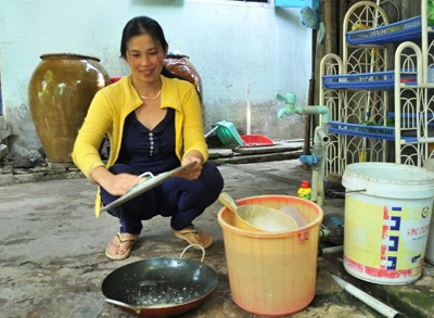 Chị Nguyễn Thị Ánh Hồng - mẹ Ánh Viên đang rửa xoong chảo, chuẩn bị bữa cơm chiều.