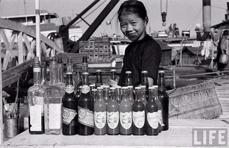 Thiếu nữ bán đồ uống ở bến Bạch Đằng.