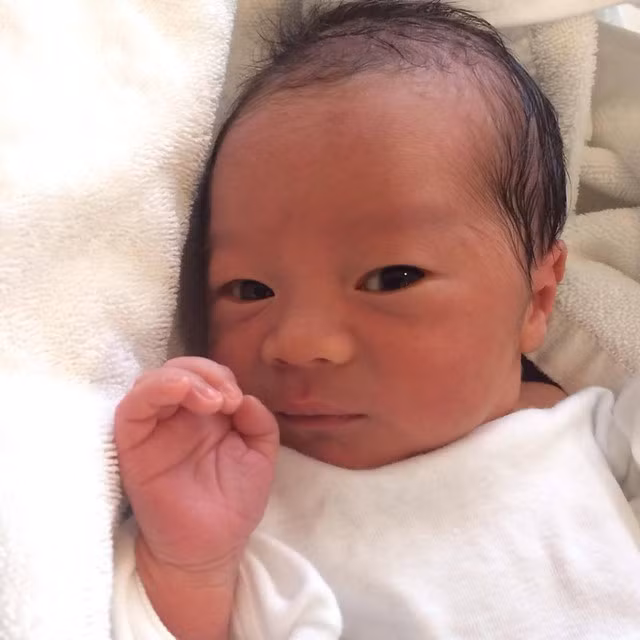 Bản thân chồng chị cũng thay đổi rất nhiều kể từ khi con ra đời. Thái Thùy Linh kể, một ngày của ông của “ông bố bỉm sữa” nhà Thái Thùy Linh bắt đầu khi trời chưa sáng hẳn. Mỗi ngày dù tất bật với đủ các loại việc không tên nhưng anh luôn cố gắng về sớm để chăm sóc vợ con.