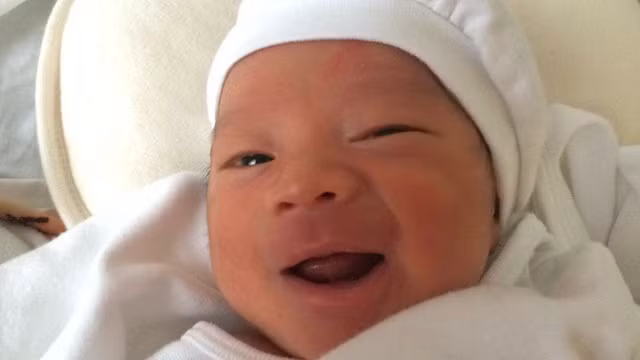 2 ngày tuổi, bé đã biết cười khi mẹ trò chuyện.