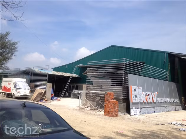 Dạo quanh một vòng cơ sở sản xuất này, cảm giác ban đầu cho thấy đây là một nhà máy đang trong quá trình thi công và hoàn thiện. Có thể cảm nhận rõ điều này qua số lượng xe cộ ở phía ngoài. Các vật tư vật liệu vẫn còn ngổn ngang ở một vài nơi, cùng với đó là sự xuất hiện của những dãy giàn giáo.