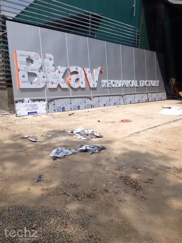 Với hệ thống giàn giáo cùng các loại vật liệu xây dựng khá ngổn ngang, có thể thấy cơ sở này vẫn còn đang trong quá trình hoàn thiện.