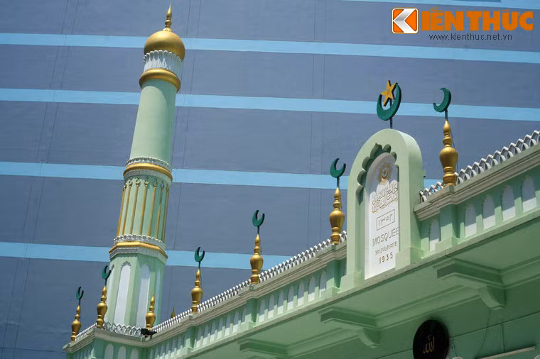 Mái thánh đường được bài trí các chi tiết kiến trúc mang tính biểu tượng Hồi giáo.
