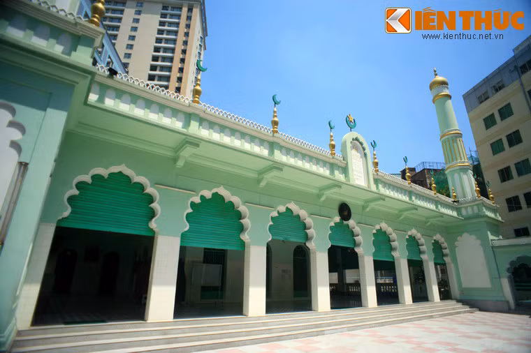 Thánh đường Jamia Al-Musulman không lớn, nhưng có phong cách kiến trúc tinh tế mang đậm dấu ấn Hồi giáo vùng Nam Á.