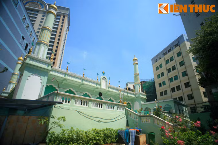 Thánh đường được cộng đồng Ấn kiều đóng góp tiền xây dựng để phục vụ như cầu tâm linh của những tín đồ Hồi giáo đến từ Nam Ấn Độ cư ngụ tại Sài Gòn.