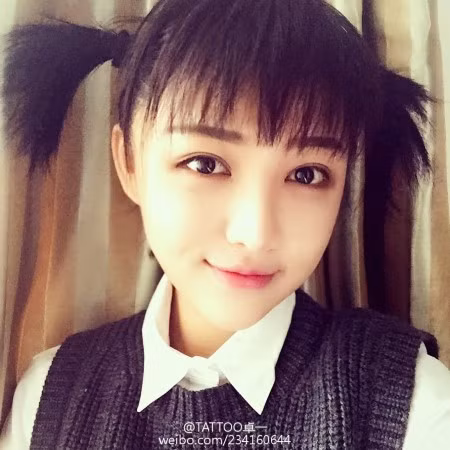 Bên cạnh đó, gương mặt xinh đẹp với nhiều nét giống các ngôi sao nổi tiếng của cô cũng trở thành đề tài tranh cãi sôi nổi trên nhiều diễn đàn.