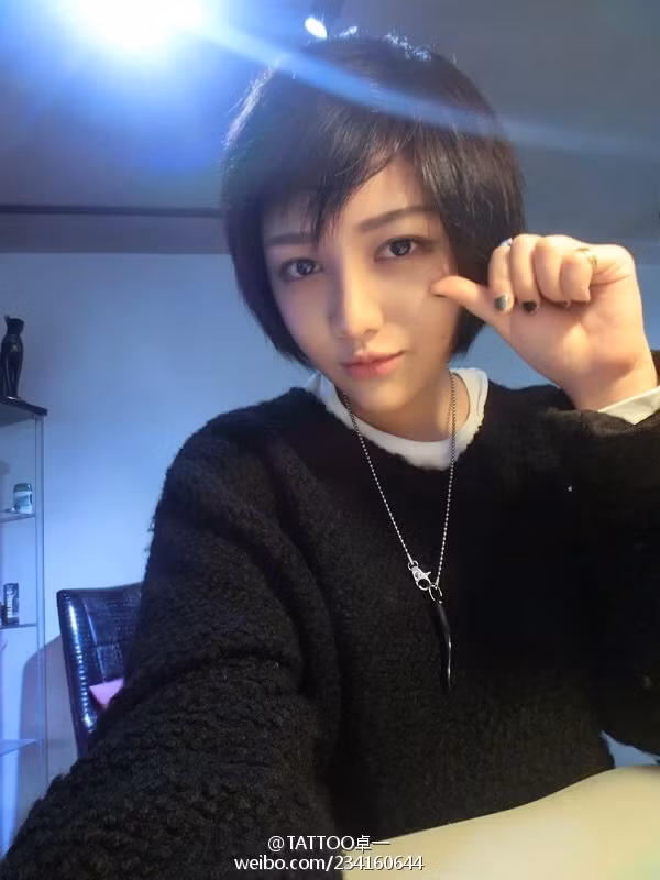 Nhiều người lại nhận xét cô giống hệt Từ Hy Viên. Một số khác lại khẳng định cô là bản sau của ca sỹ Tôn Yến Tư.