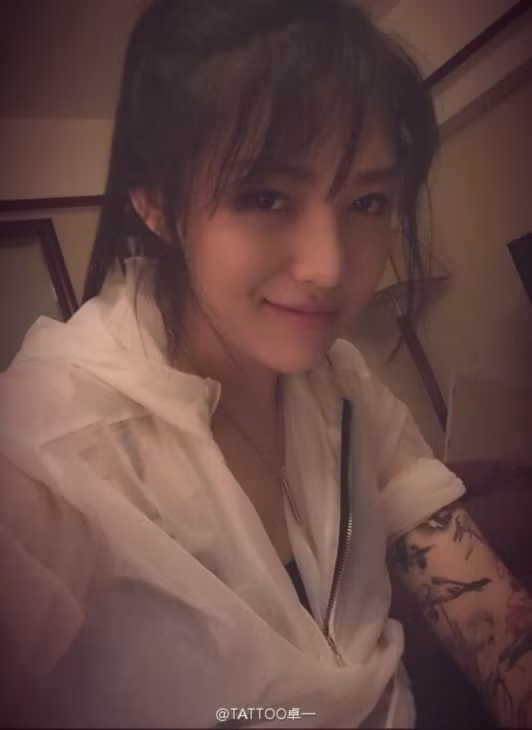 Và người ta không ngần ngại gọi cô là "mỹ nhân xăm trổ" xinh đẹp nhất trên mạng xã hội Trung Quốc.