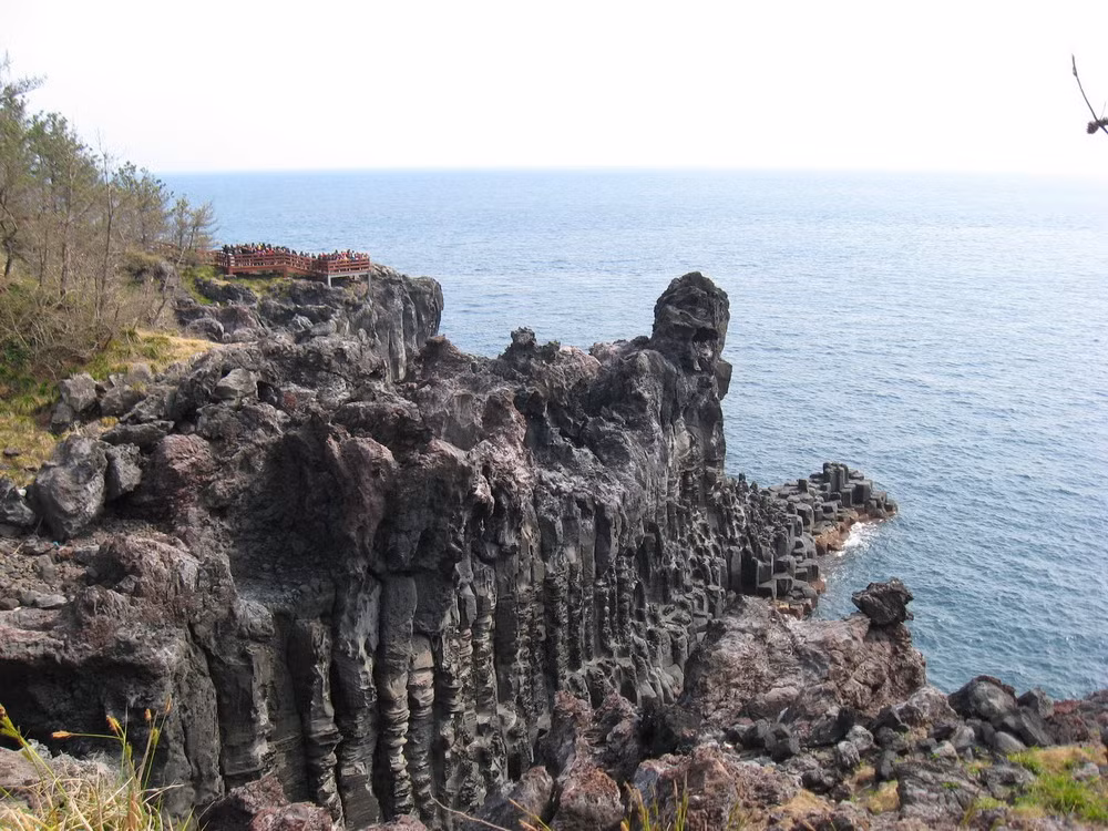 Có những cột đá cao đến 20m.