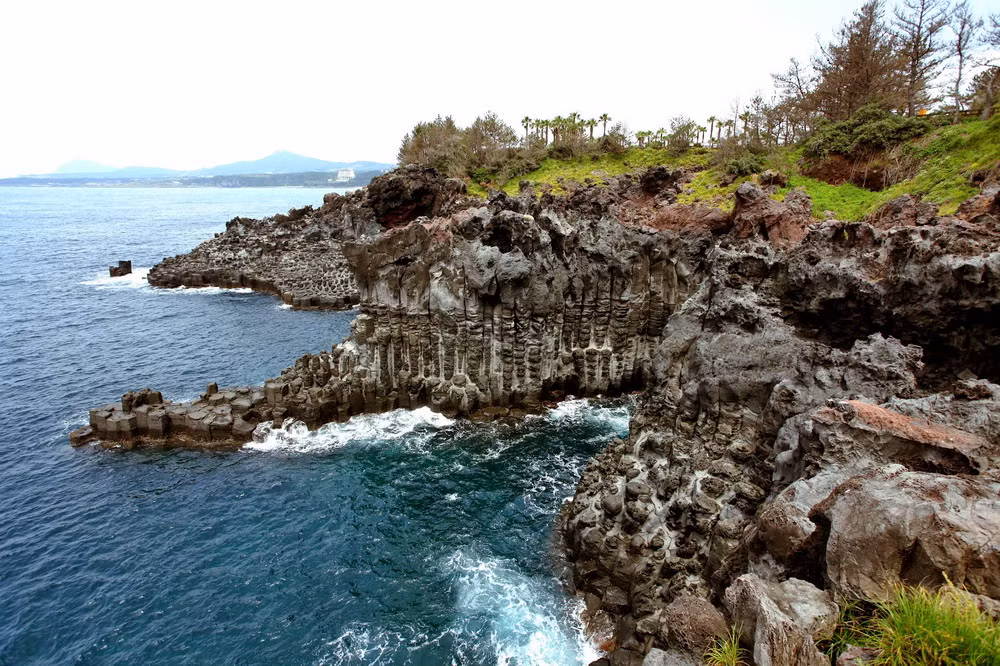 Đồng thời, hiện tượng ức lực xảy ra khiến những khối nham thạch rạn nứt theo mạch dọc, xiên, ngang, kiến tạo nên địa hình độc đáo.