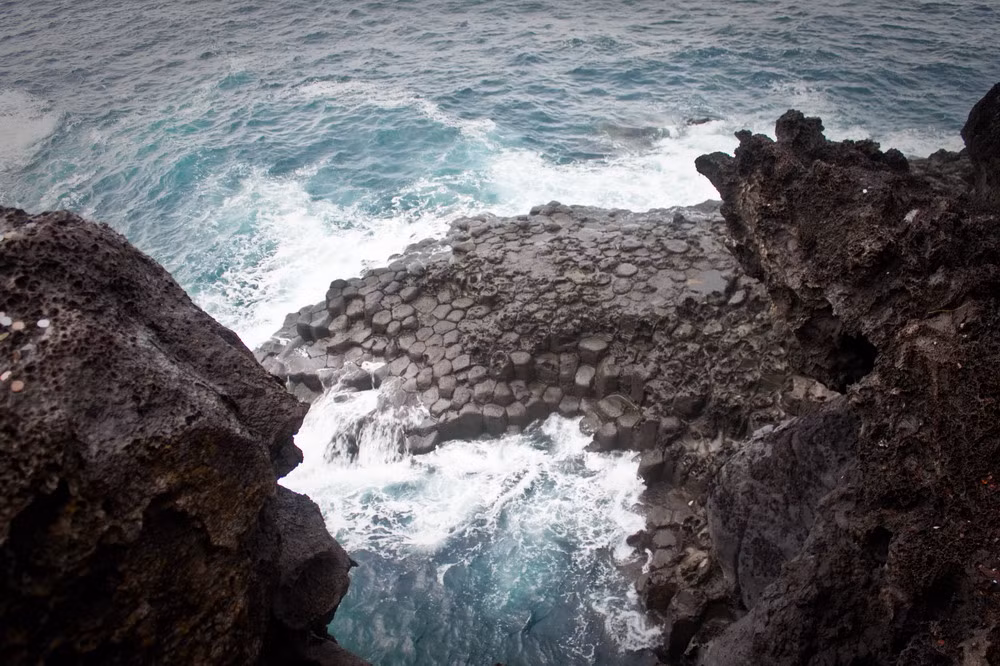 Theo lý giải của các nhà địa chất, vách đá Jusangjeolli được hình thành từ dung nham phun trào của núi Hallasan.