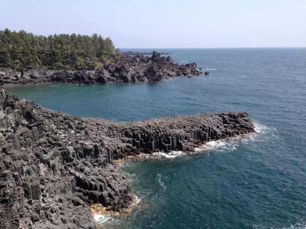 Trên thế giới, hiện tượng địa chất tương tự cũng được ghi nhận ở bờ biển Đông Bắc Ireland, đảo La Gomera của Tây Ban Nha, đảo Staffa, Scotland...