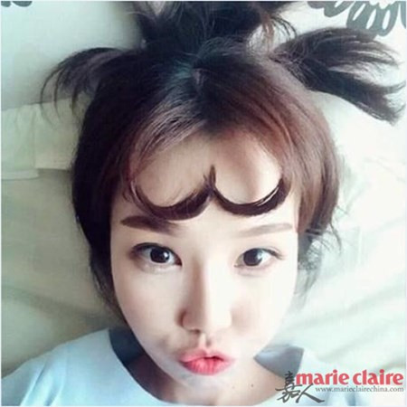 Máy uốn nóng, lược, sản phẩm tạo kiểu là những dụng cụ cần thiết để tạo ra kiểu tóc Thủy thủ Mặt trăng hình trái tim trên trán các chị em.