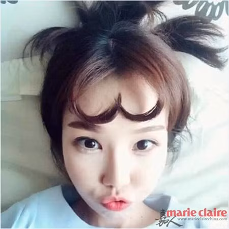 Máy uốn nóng, lược, sản phẩm tạo kiểu là những dụng cụ cần thiết để tạo ra kiểu tóc Thủy thủ Mặt trăng hình trái tim trên trán các chị em.