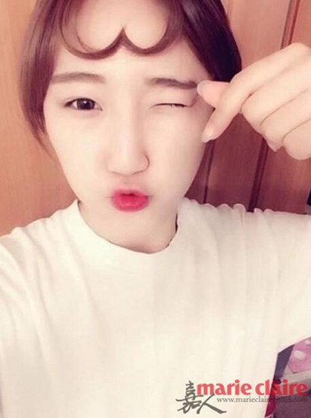 Cụ thể, đầu tiên chị em dùng máy uốn nóng làm cong 2 lọn tóc trước trán trong khoảng 1-3 phút tùy theo độ ăn nhiệt của sợi tóc.