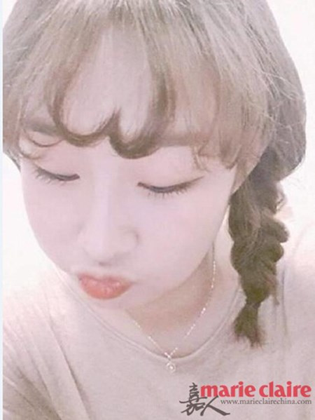 Sau đó sử dụng sản phẩm tạo kiểu và lược để cố định thành hình trái tim theo ý muốn.