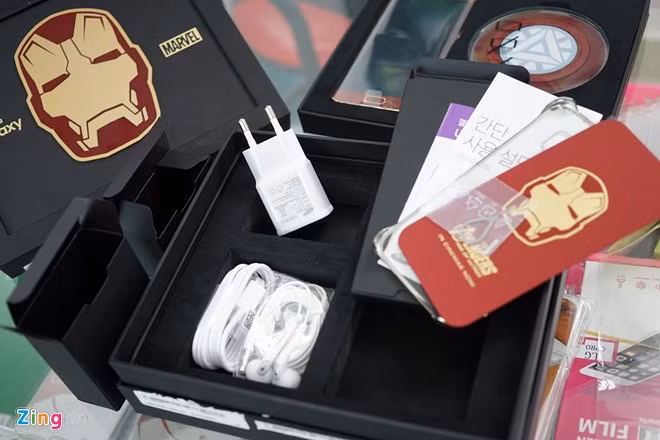 Hộp máy được làm công phu, nhiều lớp và ngăn. Nắp hộp có phù điêu Iron Man bằng kim loại màu vàng. Phụ kiện đi kèm thêm nắp lưng sản xuất tại Việt Nam.