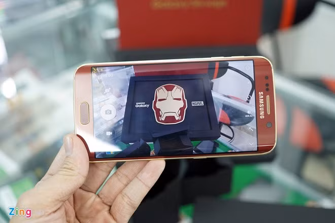 Cấu hình, camera của phiên bản Iron tương tự như bản tiêu chuẩn.