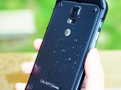 Galaxy S6 Active được AT&amp;T phân phối theo gói hợp đồng sử dụng dịch vụ mạng tương đương khoảng 700 USD trong hai năm sử dụng. Chiếc máy này có thể sẽ không được phân phối rộng rãi như phiên bản S4 Active trước đây.