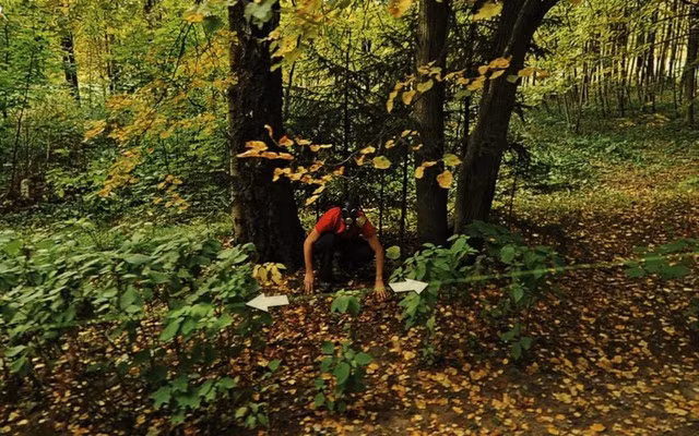 Chàng trai đeo mặt nạ phòng độc trong rừng.