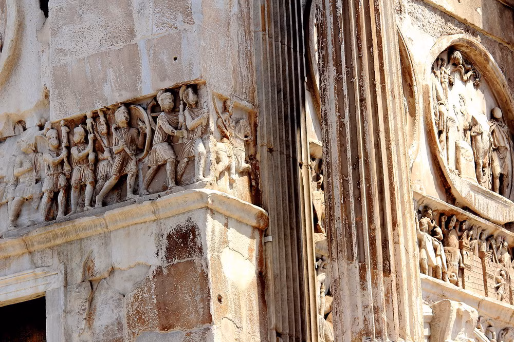 Nhiều bức phù điêu cũng ca ngợi hoàng đế Constantine I như một nhà cai trị sáng suốt.