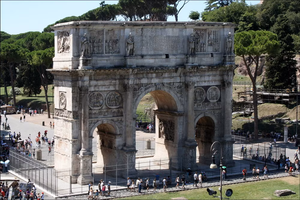 Đây cũng là khải hoàn môn cuối cùng được xây dựng tại Rome trước khi đế chế La Mã sụp đổ.