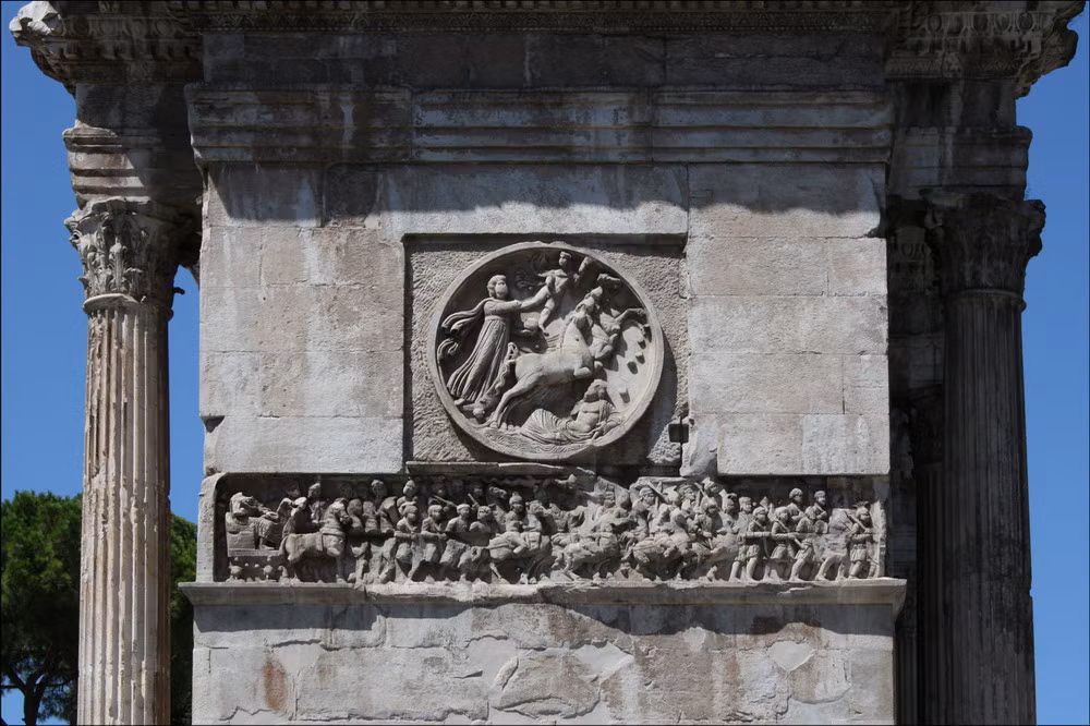 Khải hoàn môn Constantine chính là hình mẫu của nhiều khải hoàn môn nổi tiếng được xây dựng ở châu Âu sau này.