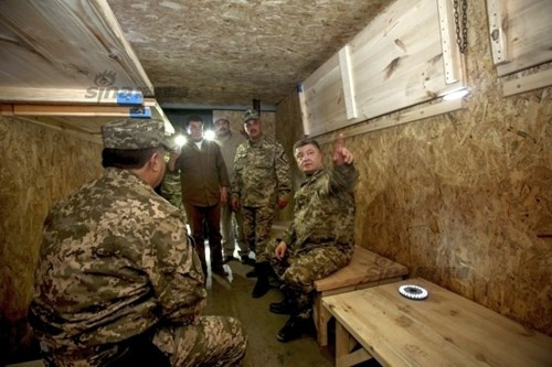 Cận cảnh Tổng thống Ukraine thị sát chiến hào miền Đông Donetsk - Hình 2 Can canh Tong thong Ukraine thi sat chien hao mien Dong Donetsk-Hinh-2