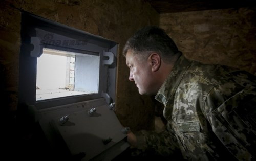 Cận cảnh Tổng thống Ukraine thị sát chiến hào miền Đông Donetsk - Hình 4 Can canh Tong thong Ukraine thi sat chien hao mien Dong Donetsk-Hinh-4