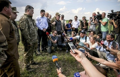 Cận cảnh Tổng thống Ukraine thị sát chiến hào miền Đông Donetsk - Hình 7 Can canh Tong thong Ukraine thi sat chien hao mien Dong Donetsk-Hinh-7