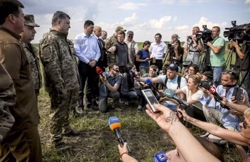 Can canh Tong thong Ukraine thi sat chien hao mien Dong Donetsk-Hinh-7