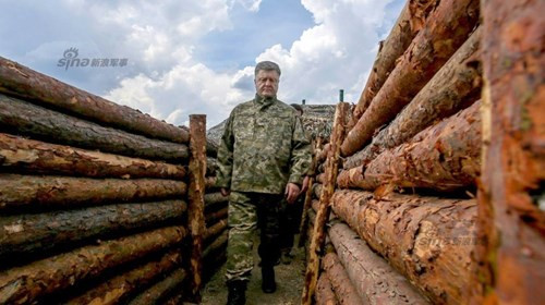 Can canh Tong thong Ukraine thi sat chien hao mien Dong Donetsk